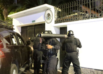 Ecuadorian police special forces attempt to enter the Mexican embassy in Quito to arrest Ecuador's former Vice President Jorge Glas, on April 5, 2024. Mexican President Andres Manuel Lopez Obrador ordered on April 5, 2024 the "suspension" of relations with Ecuador after Ecuadorian police raided the Mexican embassy in Quito to arrest former vice president Jorge Glas, who had received refuge. (Photo by ALBERTO SUAREZ / AFP)