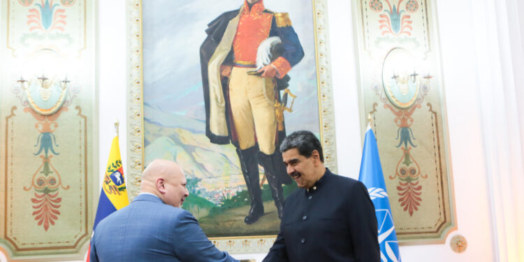 AME9448. CARACAS (VENEZUELA), 22/04/2024.- Fotografía cedida por Prensa Miraflores del presidente de Venezuela, Nicolás Maduro (der.), saluda al fiscal de la Corte Penal Internacional (CPI), Karim Khan, quien llegó al país para el lanzamiento de "un plan de trabajo" conjunto entre el alto tribunal y el Gobierno, este lunes en Caracas (Venezuela). La reunión es la primera actividad que se conoce este lunes del fiscal, que también se encontrará esta jornada con el presidente de la Asamblea Nacional (AN, Parlamento), el chavista Jorge Rodríguez, en el marco de su visita al país, objeto de una investigación desde noviembre de 2021 -actualmente parada, pero no suspendida- por el alto tribunal por presuntos crímenes de lesa humanidad. EFE/ Francisco Batista /Prensa Miraflores/SOLO USO EDITORIAL/NO VENTAS/SOLO DISPONIBLE PARA ILUSTRAR LA NOTICIA QUE ACOMPAÑA/CRÉDITO OBLIGATORIO