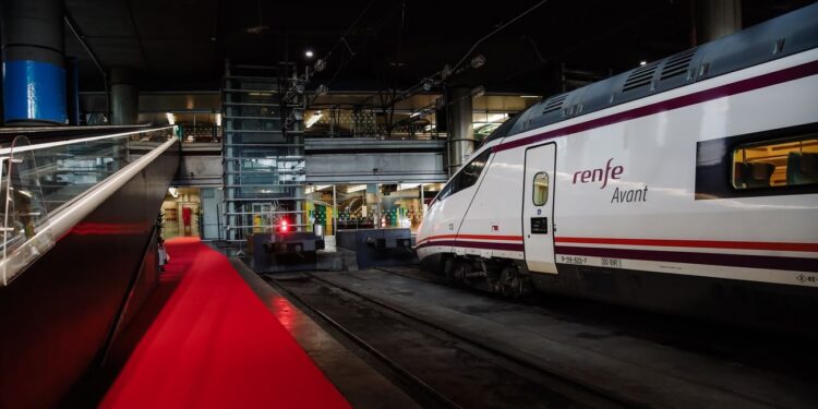 Tren Avant en la estación de Madrid - Puerta de Atocha |EUROPA PRESS