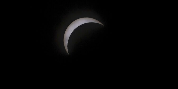 Dripping Springs (United States), 08/04/2024.- The moon crosses the sun during the second contact phase of the solar eclipse at Veterans Memorial Park in Dripping Springs, Texas, USA, 08 April 2024. Totality was visible in parts of Texas, Oklahoma, Arkansas, Missouri, Tennessee, Illinois, Kentucky, Indiana, Ohio, Michigan, Pennsylvania, New York, Vermont, New Hampshire, Maine as well as parts of Mexico and Canada. (Nueva York) EFE/EPA/ADAM DAVIS