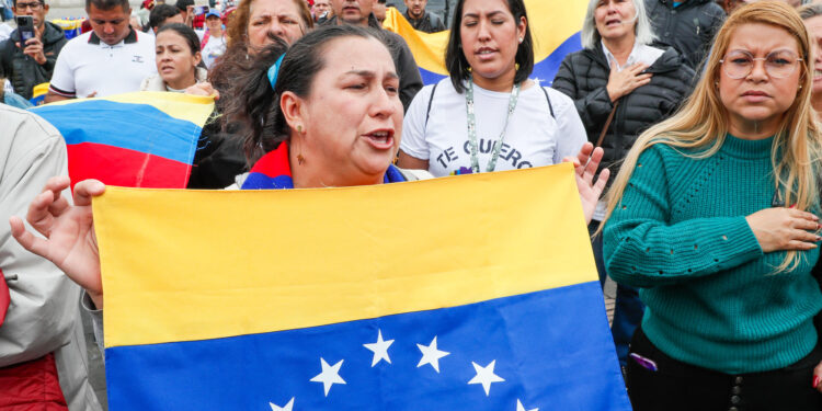 BOG400. BOGOTÁ (COLOMBIA), 06/04/2024.- Ciudadanos venezolanos se manifiestan para pedir elecciones presidenciales libre en su país este sábado en la Plaza de Bolívar de Bogotá (Colombia). Venezolanos en todo el mundo participan este sábado de una jornada convocada por redes sociales para pedir desde varias ciudades elecciones presidenciales libres en su país. EFE/ Carlos Ortega