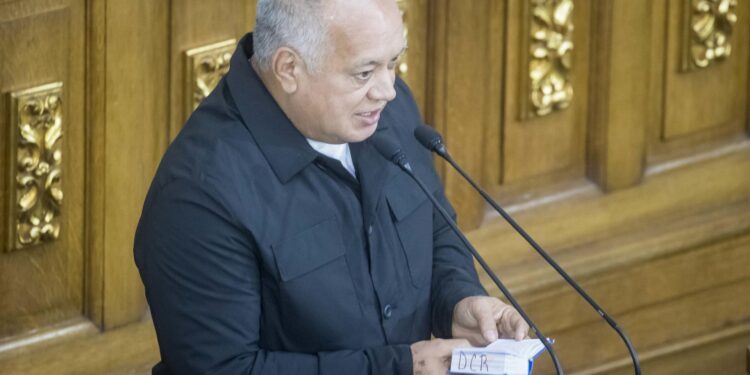 AME4328. CARACAS (VENEZUELA), 02/04/2024.- El diputado Diosdado Cabello habla en el hemiciclo de sesiones del palacio federal legislativo, este martes en Caracas (Venezuela). El Gobierno de Venezuela presentó este martes ante la Asamblea Nacional (AN, Parlamento) -controlada por el chavismo- el 'proyecto de ley contra el fascismo, neofascismo y expresiones similares' elaborado por orden del jefe de Estado, Nicolás Maduro. El documento, presentado por la vicepresidenta ejecutiva, Delcy Rodríguez, incluye cuatro capítulos y 30 artículos, y establece "medios y mecanismos para preservar la convivencia pacífica, la tranquilidad pública, el ejercicio democrático de la voluntad popular, el reconocimiento de la diversidad, la tolerancia y el respeto recíproco, frente a agresiones de orden fascista". EFE/ Miguel Gutiérrez