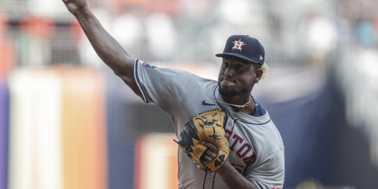 MEX6017. CIUDAD DE MÉXICO (MÉXICO), 27/04/2024.- Ronel Blanco pitcher abridor de los Houston Astros lanza una bola este sábado, durante un juego de temporada regular del MLB World Tour México City Series 2024 entre Houston Astros y Colorado Rockies, en la Ciudad de México (México). EFE/ Isaac Esquivel