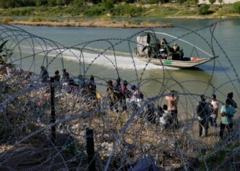 ARCHIVO - Migrantes que cruzaron a Estados Unidos de México a lo largo de la orilla del río Bravo (Grande), el 21 de septiembre de 2023, en Eagle Pass, Texas.