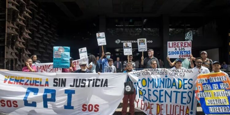 Activistas se manifiestan en favor de un estudiante detenido frente a la sede de la Fiscalía en Caracas (EFE Miguel Gutiérrez).