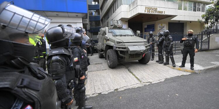 Military and police officers deploy a security operation during the exit of former Ecuadorian vice president Jorge Glas from the Flagrancy Unit of the Public Prosecutor's Office in Quito on April 6, 2024. Ecuadorian authorities stormed the Mexican embassy in Quito on April 5 to arrest former vice president Jorge Glas, who had been granted political asylum there, prompting Mexico to sever diplomatic ties after the "violation of international law". (Photo by Rodrigo BUENDIA / AFP)