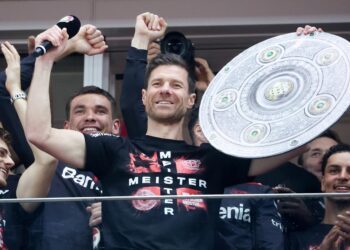Leverkusen (Germany), 14/04/2024.- Leverkusen's head coach Xabi Alonso lifts a mock Bundesliga Meisterschale trophy, celebrating the German Bundesliga championship with his team after the German Bundesliga soccer match between Bayer 04 Leverkusen and SV Werder Bremen in Leverkusen, Germany, 14 April 2024. (Alemania) EFE/EPA/CHRISTOPHER NEUNDORF CONDITIONS - ATTENTION: The DFL regulations prohibit any use of photographs as image sequences and/or quasi-video.