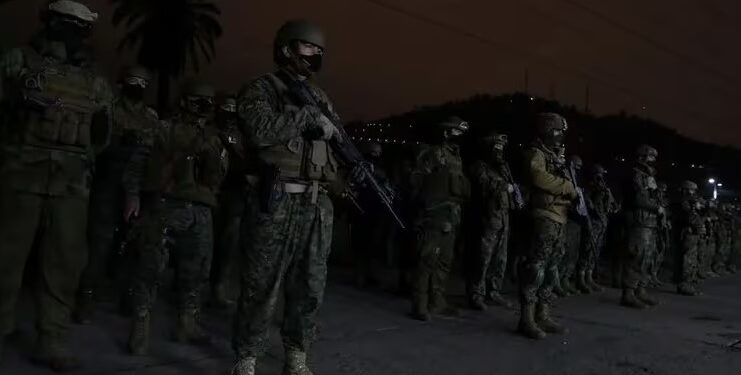 Chile decretó el toque de queda nocturno en tres comunas de la provincia de Aracuco tras el asesinato de los carabineros (REUTERSIván Alvarado).