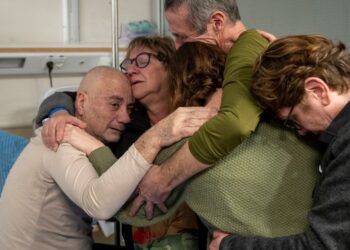 Dos rehenes argentinos rescatados de Gaza en febrero, Fernando Simón Marman, de 61 años,y Norberto Luis Har, de 70, se reúnen con sus familias. (EFE)