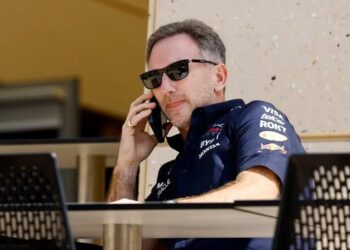 El jefe de la escudería Red Bull de la Fórmula 1, Christian Horner, habla por teléfono antes del Gran Premio de Baréin en el circuito de Sakhir, Baréin en febrero de 2024 (REUTERSRula Rouhana)
