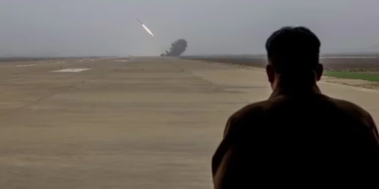 El líder norcoreano, Kim Jong-un, supervisó lanzamientos de prueba de unos nuevos proyectiles de 240 milímetros para lanzacohetes múltiple.