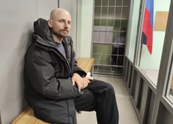 El periodista ruso Sergey Karelin comparece ante el tribunal en la región de Murmansk en Rusia, el sábado 27 de abril de 2024, tras ser arrestado por acusaciones de “extremismo”, que ha negado. (AP Foto).