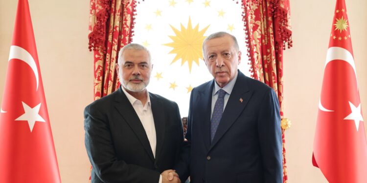Istanbul (Turkey), 20/04/2024.- A handout photo made available by the Turkish President Press Office shows Turkish President Recep Tayyip Erdogan (R) and Hamas leader Ismail Haniyeh (L) shaking hands during their meeting in Istanbul, Turkey, 20 April 2024. (Turquía, Estanbul) EFE/EPA/TURKISH PRESIDENT PRESS OFFICE HANDOUT HANDOUT EDITORIAL USE ONLY/NO SALES HANDOUT EDITORIAL USE ONLY/NO SALES