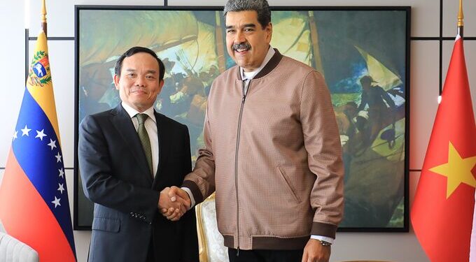 Nicolás Maduro y el  Viceprimer Ministro de la República Socialista de Vietnam, TranLuuQuang. Foto @PresidencialVen
