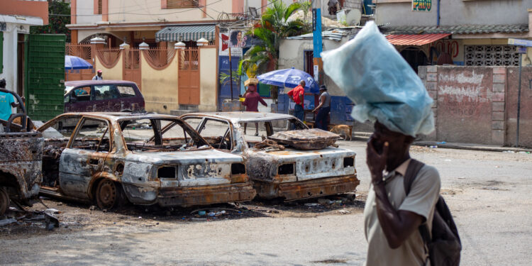 PUERTO PRÍNCIPE (HAITÍ), 07/04/2024.- Habitantes circulan por el centro de la ciudad este domingo en Puerto Príncipe (Haití). La violencia parece dar un respiro este fin de semana a los haitianos, que aprovechan la aparente calma para abastecerse e intentar recuperar en lo posible su 'normalidad'. EFE/ Mentor David Lorens