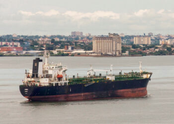 FILE PHOTO: An oil tanker is seen on Lake Maracaibo, in Cabimas, Venezuela October 14, 2022. REUTERS/Issac Urrutia/File Photo