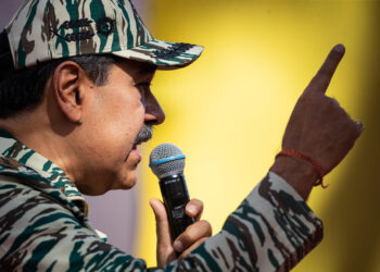 AME7327. CARACAS (VENEZUELA), 13/04/2024.- El presidente de Venezuela, Nicolás Maduro, ofrece un discurso este sábado, en Caracas (Venezuela). Maduro propuso este sábado una reforma constitucional para incluir "ya" la pena de cadena perpetua contra los "vendepatria" y los corruptos, para que "esa gente se pudra de por vida en la cárcel", luego de haber expresado el "dolor" que le ocasionó la "traición" de exfuncionarios acusados de corrupción, entre ellos el exministro de Petróleo Tareck el Aissami. EFE/ Rayner Peña R.