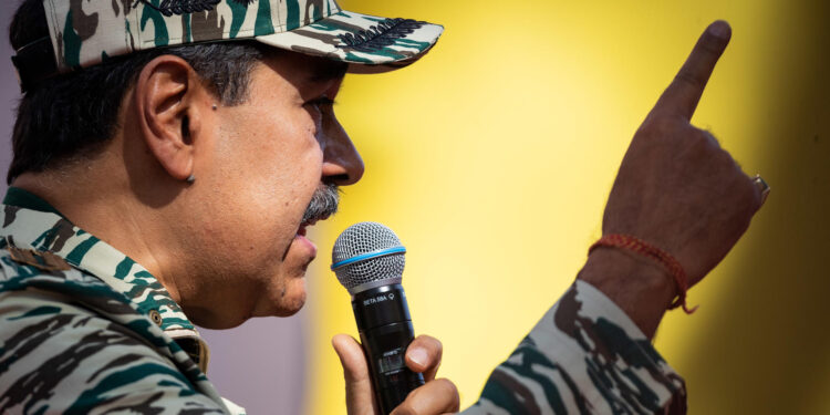 AME7327. CARACAS (VENEZUELA), 13/04/2024.- El presidente de Venezuela, Nicolás Maduro, ofrece un discurso este sábado, en Caracas (Venezuela). Maduro propuso este sábado una reforma constitucional para incluir "ya" la pena de cadena perpetua contra los "vendepatria" y los corruptos, para que "esa gente se pudra de por vida en la cárcel", luego de haber expresado el "dolor" que le ocasionó la "traición" de exfuncionarios acusados de corrupción, entre ellos el exministro de Petróleo Tareck el Aissami. EFE/ Rayner Peña R.