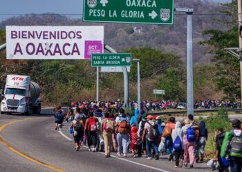 Migrantes caminan durante una caravana que se dirige a la frontera con Estados Unidos hoy, en el municipio de Arriaga (México). EFE/ Carlos López