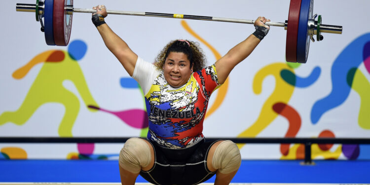 Venezuela's Naryury Perez Reveron competes in the 75Kg Weightlifting women's final at the 2015 Pan American Games in Toronto, Canada, on July 15, 2015. Espinoza won the Silver. AFP PHOTO/HECTOR RETAMAL