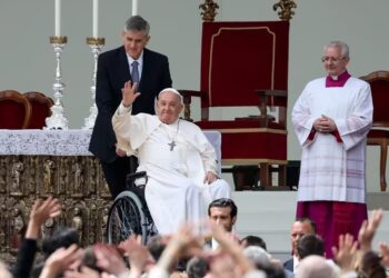 El Papa Francisco saluda a la multitud reunida en la Plaza de San Marcos. (REUTERS/Claudia Greco)