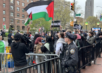 AME8334. NUEVA YORK (ESTADOS UNIDOS), 17/04/2024.- Personas participan en una protesta en apoyo a Palestina a las afueras de la Columbia University este miércoles, en Nueva York (EE. UU). EFE/ Javier Otazu Elcano