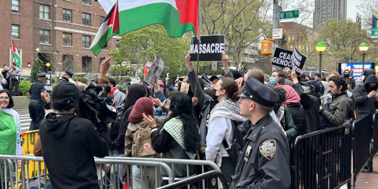 AME8334. NUEVA YORK (ESTADOS UNIDOS), 17/04/2024.- Personas participan en una protesta en apoyo a Palestina a las afueras de la Columbia University este miércoles, en Nueva York (EE. UU). EFE/ Javier Otazu Elcano