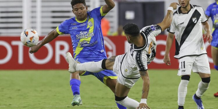 AMDEP8973. CARACAS (VENEZUELA), 03/04/2024.- Saimon Ramírez (i) de Rayo Zuliano disputa el balón con Emiliano Ancheta (c) de Danubio este miércoles, en un partido de la fase de grupos de la Copa Sudamericana entre Rayo Zuliano y Danubio en el estadio Brígido Iriarte en Caracas (Venezuela). EFE/ Miguel Gutiérrez