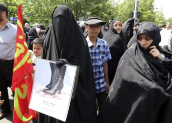 Varias mujeres iraníes, entre las que se incluyen algunas totalmente tapadas con el velo, partipan en una manifestación en Teherán (EFEAbedin TaherkenarehArchivo).