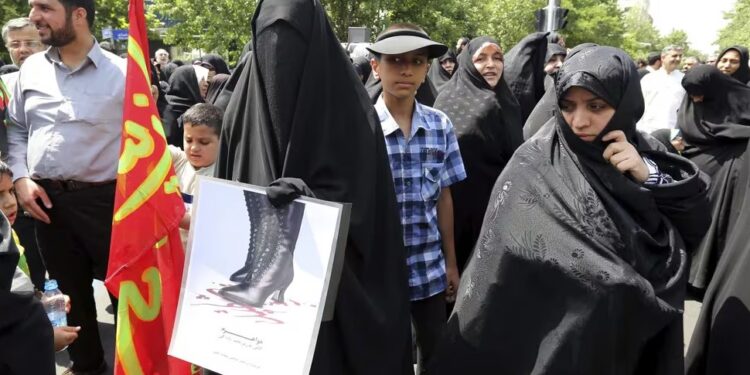 Varias mujeres iraníes, entre las que se incluyen algunas totalmente tapadas con el velo, partipan en una manifestación en Teherán (EFEAbedin TaherkenarehArchivo).