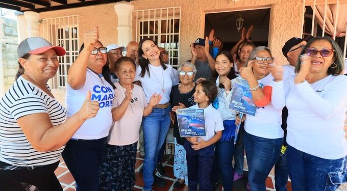 María Corina visitó a la familia de Dignora Hernández