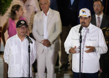 AME6042. CARACAS (VENEZUELA), 09/04/2024.- El presidente de Venezuela, Nicolás Maduro (d), habla tras una reunión con el presidente de Colombia, Gustavo Petro, este martes en el Palacio de Miraflores, en Caracas (Venezuela). El presidente de Venezuela, Nicolás Maduro, recibió este martes a su homólogo de Colombia, Gustavo Petro, en el palacio presidencial de Miraflores, en Caracas, en un momento de especial tensión entre ambos países, después de que el colombiano cuestionara las inhabilitaciones de opositores venezolanos que han impedido sus postulaciones como candidatos a las presidenciales del 28 de julio. EFE/ Rayner Peña R.