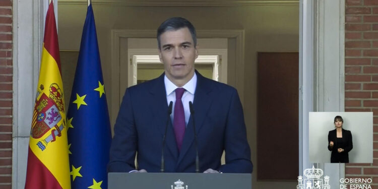 MADRID, 29/04/2024.- Captura de video de la señal institucional de La Monclao, de la comparecencia del presidente del Gobierno, Pedro Sánchez, en la que ha comunicado este lunes que ha decidido seguir al frente del Ejecutivo "con más fuerza si cabe" tras el periodo de reflexión que se ha tomado en los últimos días ante lo que considera una campaña de acoso y derribo contra él y contra su esposa. EFE/Moncloa -SOLO USO EDITORIAL/SOLO DISPONIBLE PARA ILUSTRAR LA NOTICIA QUE ACOMPAÑA (CRÉDITO OBLIGATORIO)-