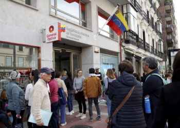 MADRID, 05/04/2024.- Los ciudadanos venezolanos en España se concentraron este jueves frente al consulado de Venezuela en Madrid para protestar contra lo que consideran requisitos inconstitucionales para inscribirse en el registro electoral y poder votar en las elecciones presidenciales del próximo mes de julio. EFE/Lucía Goñi