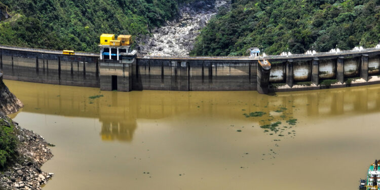 AME8573. AZUAY (ECUADOR), 18/04/2024.- Fotografía del embalse e hidroeléctrica Paute, este jueves en la provincia del Azuay (Ecuador). Ecuador afronta este jueves y viernes apagones de hasta ocho horas por una grave crisis energética que ha obligado al Gobierno a suspender la jornada laboral y las clases escolares, en medio de denuncias de presunto sabotaje ante el referéndum convocado para el domingo por el presidente, Daniel Noboa, sobre reformas en materia de seguridad, justicia y empleo. EFE/ Robert Puglla