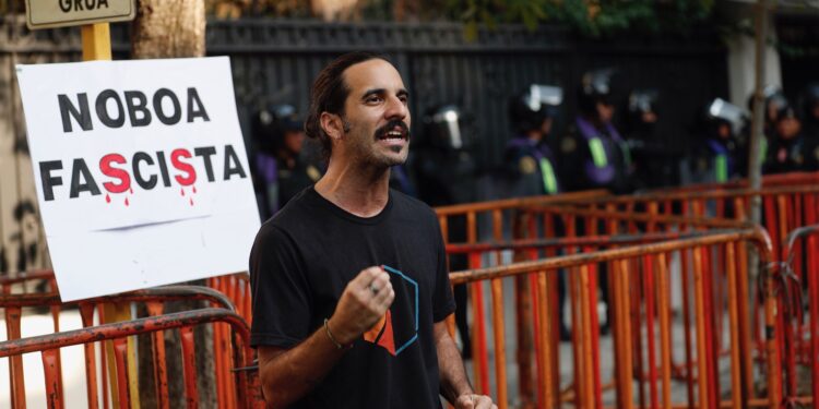 MEX3645. CIUDAD DE MÉXICO (MÉXICO), 06/04/2024.- Un hombre protesta durante una manifestación afuera de la Embajada de Ecuador este sábado, en la Ciudad de México (México). México vivió este sábado entre el asombro y la indignación la escalada de tensiones con Ecuador tras el asalto a la Embajada en Quito, mientras el presidente, Andrés Manuel López Obrador, hizo llamados a prudencia y agradeció la solidaridad de numerosos países latinoamericanos. EFE/Sáshenka Gutiérrez