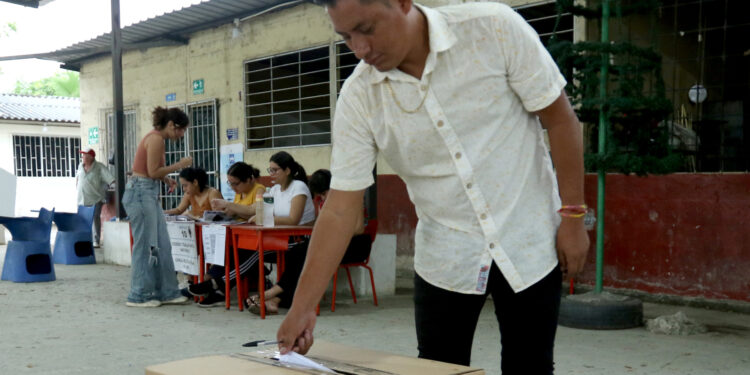 QUI01. GUAYAQUIL (ECUADOR) 21/04/2024.- Ciudadanos ecuatorianos se acercan a sufragar por el referéndum durante la jornada de este domingo en Guayaquil (Ecuador). EFE/Jonathan Miranda