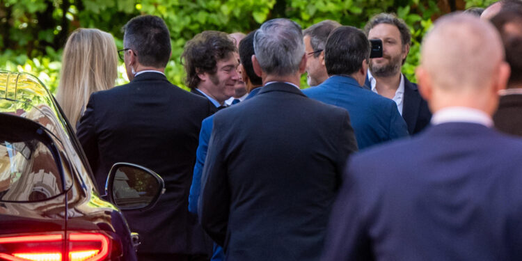 MADRID, 18/05/2024.- El presidente de Argentina, Javier Milei (c), llega a la residencia del embajador argentino en España para mantener un encuentro con directivos de empresas españolas este sábado en Madrid. EFE/ Fernando Villar