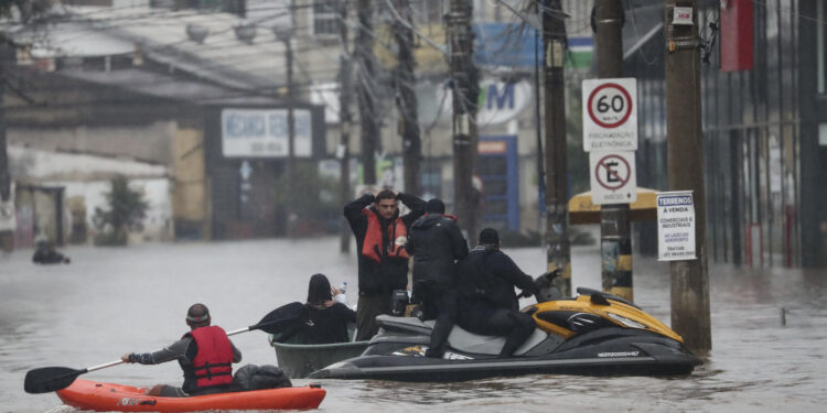 AME5475. PORTO ALEGRE (BRASIL), 11/05/2024.- Miembros de la Policía realizan un operativo en las calles inundadas este sábado, en la región del centro de Porto Alegre (Brasil). Patrullas de policía navegan por las áreas inundadas de la ciudad de Porto Alegre, al sur de Brasil, para prevenir los robos en las tiendas y las casas que han tenido que ser desalojadas. EFE/Sebastião Moreira