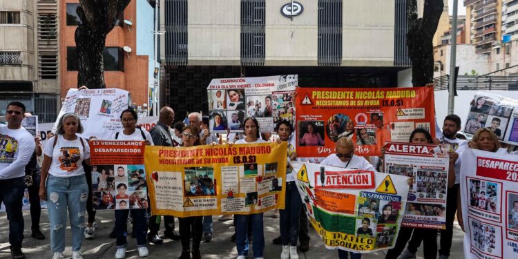 CARACAS (VENEZUELA), 29/05/2024.- Familiares de migrantes desaparecidos protestan frente a la sede principal del Ministerio Publico, este miércoles en Caracas (Venezuela). Familiares de personas desparecidas en varios estados de Venezuela -en su mayoría, fronterizos con Colombia- pidieron este miércoles a la Fiscalía General que investigue los casos, tanto en el país caribeño como en la nación cafetalera, donde se perdió la pista de parte de ellos, entre otros, 77 personas que cruzaban la isla colombiana de San Andrés, rumbo a Estados Unidos. EFE/ Miguel Gutiérrez