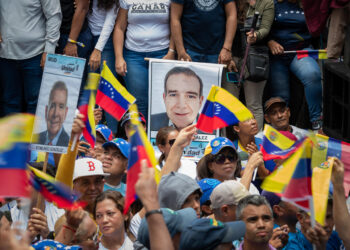 LA VICTORIA (VENEZUELA), 18/05/2024.- Simpatizantes participan en un acto de campaña del candidato presidencial de la Plataforma Unitaria Democrática (PUD), Edmundo González Urrutia, este sábado en La Victoria, estado Aragua (Venezuela). El candidato presidencial del principal bloque antichavista, Edmundo González Urrutia, prometió este sábado que, en caso de ganar las elecciones del próximo 28 de julio, en Venezuela gobernará un presidente que no insultará a sus adversarios políticos. EFE/ Rayner Peña R.