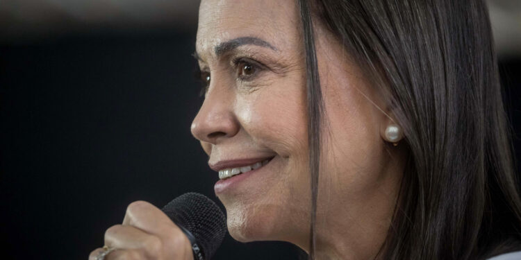 AME6403. CARACAS (VENEZUELA), 16/05/2024.- La líder opositora María Corina Machado habla durante un acto político junto al candidato presidencial Edmundo González Urrutia (fuera de cuadro) este jueves en Caracas (Venezuela). El candidato presidencial de la principal coalición opositora de Venezuela -la Plataforma Unitaria Democrática (PUD)-, Edmundo González Urrutia, aseguró este jueves que, si gana las elecciones del próximo 28 de julio, su compromiso es lograr la reconciliación de los venezolanos. EFE/ Miguel Gutierrez