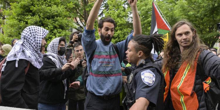 USA4347. WASHINGTON (DC, EEUU), 25/04/2024.- Agentes de policía alejan a un manifestante proisraelí que trató de irrumpir en el campamento de los manifestantes propalestinos de la Coalición de Estudiantes por la Justicia en Palestina este jueves, en el patio de la Universidad George Washington en Washington (EEUU). La Universidad del Sur de California (USC) anunció este jueves que canceló la ceremonia principal de graduación del 2024 tras el arresto de decenas de estudiantes anoche en una protesta en contra de la guerra de Israel contra Gaza y no permitir a la mejor estudiante del año, la musulmana Asna Tabassum, dar su discurso. EFE/Lenin Nolly