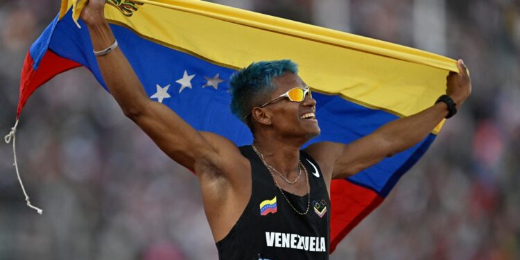 Venezuela's Jose Antinio Maita Perez celebrates after winning the gold medal in the men's 800m final of the Pan American Games Santiago 2023 at the National Stadium in Santiago, on November 4, 2023. (Photo by MAURO PIMENTEL / AFP)