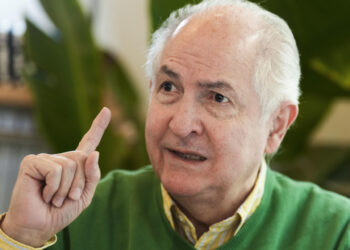 MADRID, 21/05/2024.- El exalcalde de Caracas Antonio Ledezma, durante una entrevista con EFE este martes en la que aseguró que la oposición venezolana tiene "la unidad perfecta" para vencer en las urnas al presidente del país, Nicolás Maduro, quien está "atrapado sin salida". EFE/ Borja Sánchez-Trillo