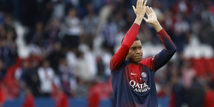 Paris (France), 06/05/2024.- Kylian Mbappe of Paris Saint Germain gestures toward supporters prior to the French Ligue 1 soccer match between Paris Saint-Germain (PSG) and Toulouse (TFC) in Paris, France, 12 May 2024. (Francia) EFE/EPA/MOHAMMED BADRA