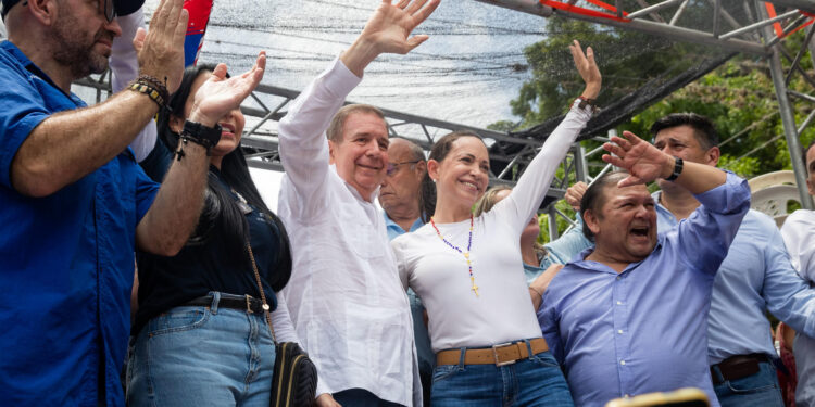 LA VICTORIA (VENEZUELA), 18/05/2024.- El candidato presidencial de la Plataforma Unitaria Democrática (PUD), Edmundo González Urrutia (3-i), acompañado de la líder opositora María Corina Machado (c-d), habla durante un acto de campaña este sábado en La Victoria, estado Aragua (Venezuela). El candidato presidencial del principal bloque antichavista, Edmundo González Urrutia, prometió este sábado que, en caso de ganar las elecciones del próximo 28 de julio, en Venezuela gobernará un presidente que no insultará a sus adversarios políticos. EFE/ Rayner Peña R.