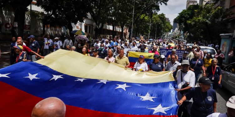 AME9882. CARACAS (VENEZUELA), 29/05/2024.- Adultos mayores protestan por mejoras de pensiones y beneficios, este miércoles en Caracas (Venezuela). Más de un centenar de adultos mayores de Venezuela protestaron este miércoles en Caracas contra lo que consideran una "pensión de hambre", en alusión al pago establecido por el Gobierno equivalente a algo menos de cuatro dólares mensuales, y para exigir una "vejez digna", que incluya una mejor atención sanitaria. EFE/ Miguel Gutiérrez