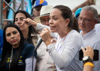 LA VICTORIA (VENEZUELA), 18/05/2024.- La líder opositora María Corina Machado participa en un acto de campaña del candidato presidencial de la Plataforma Unitaria Democrática (PUD), Edmundo González Urrutia, este sábado en La Victoria, estado Aragua (Venezuela). El candidato presidencial del principal bloque antichavista, Edmundo González Urrutia, prometió este sábado que, en caso de ganar las elecciones del próximo 28 de julio, en Venezuela gobernará un presidente que no insultará a sus adversarios políticos. EFE/ Rayner Peña R.