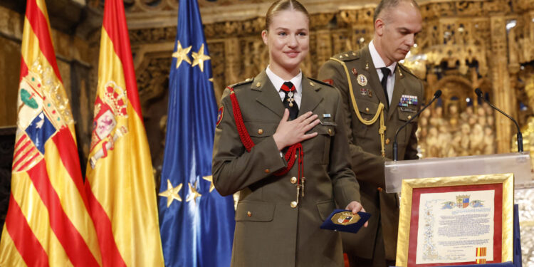 ZARAGOZA, 21/05/2024.- La princesa de Asturias, Leonor de Borbón, hace un gesto de agradecimiento después de recibir la Medalla de Aragón este martes en una jornada en la que se le rindieron sendos homenajes en Zaragoza. EFE/ Francisco Gómez/Casa Real ***SOLO USO EDITORIAL/SOLO DISPONIBLE PARA ILUSTRAR LA NOTICIA QUE ACOMPAÑA (CRÉDITO OBLIGATORIO)***